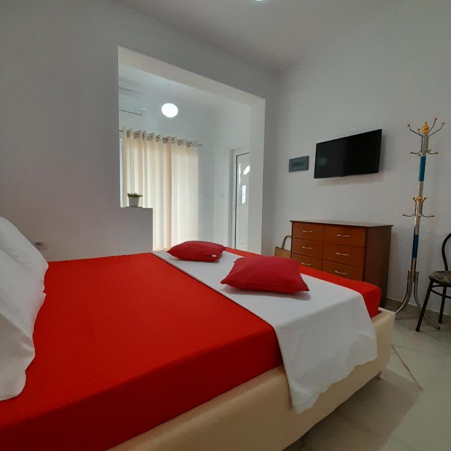 Denni’s Home Sarandë Eksteriør billede