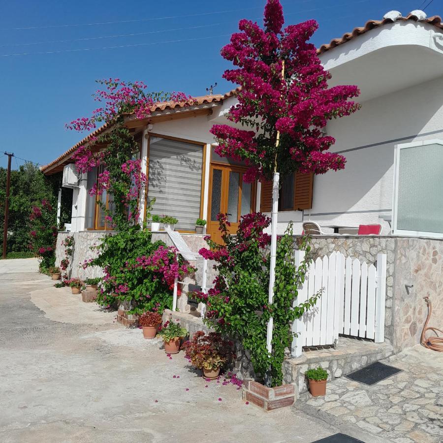 Denni’s Home Sarandë Eksteriør billede