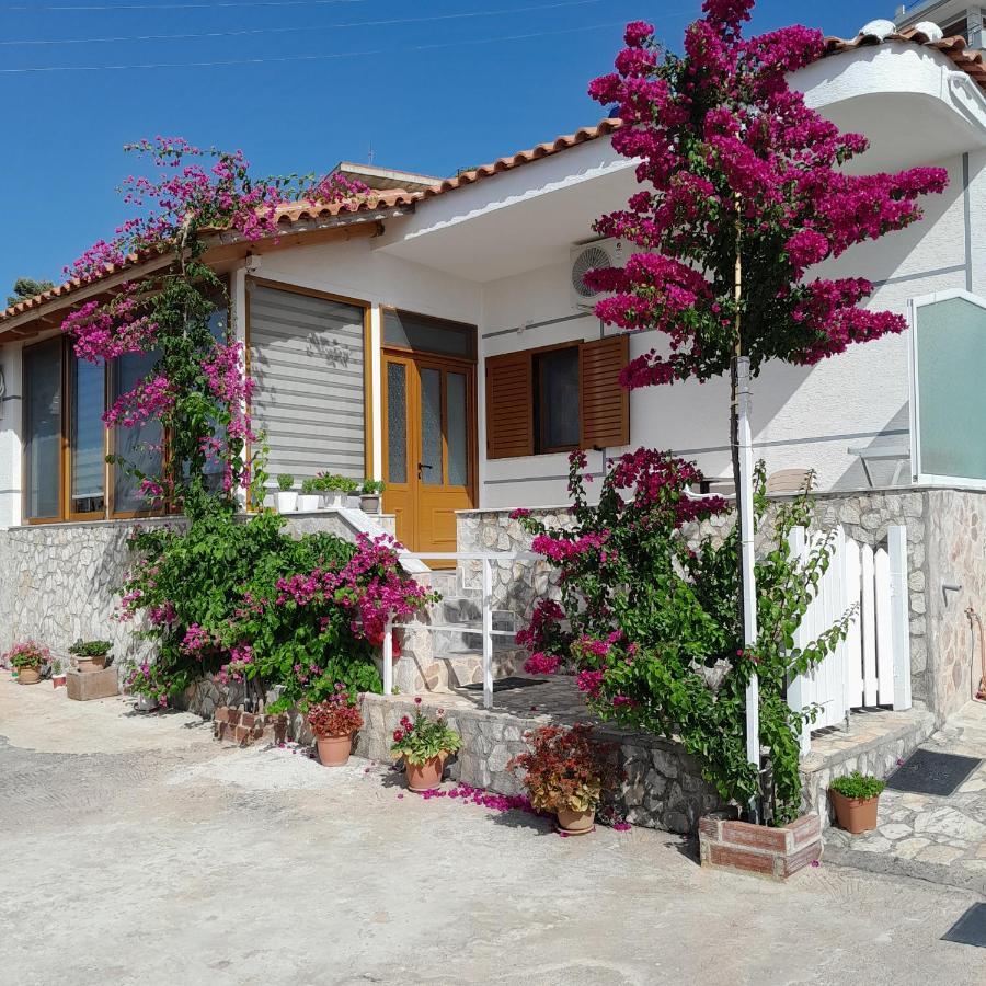 Denni’s Home Sarandë Eksteriør billede
