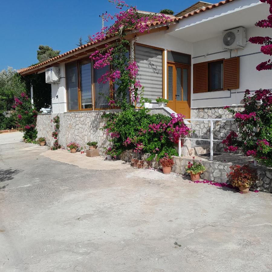 Denni’s Home Sarandë Eksteriør billede