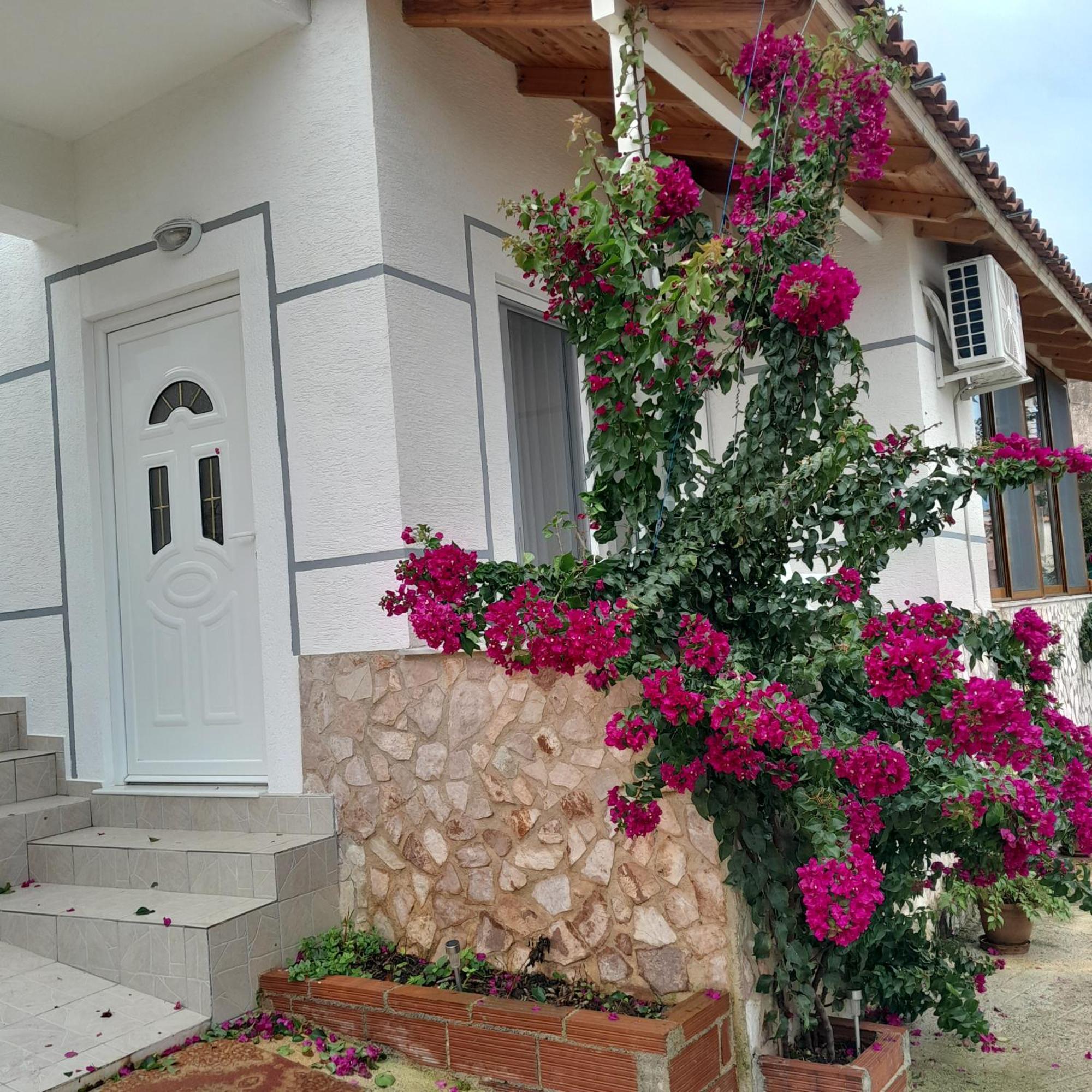 Denni’s Home Sarandë Eksteriør billede
