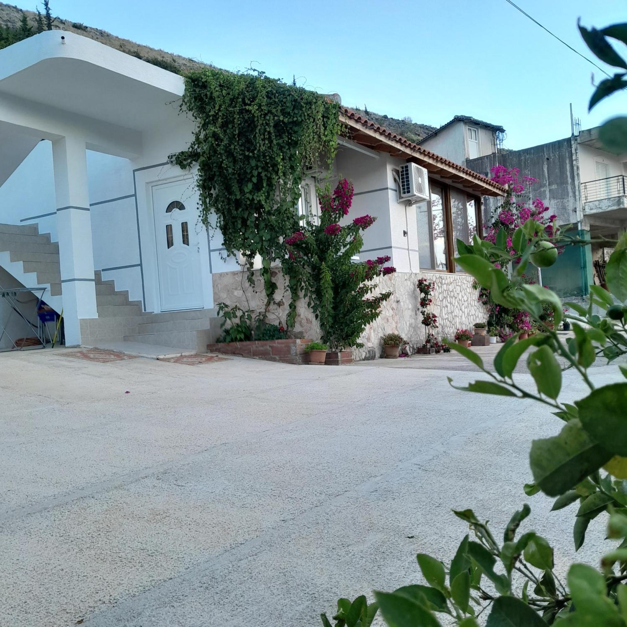 Denni’s Home Sarandë Eksteriør billede