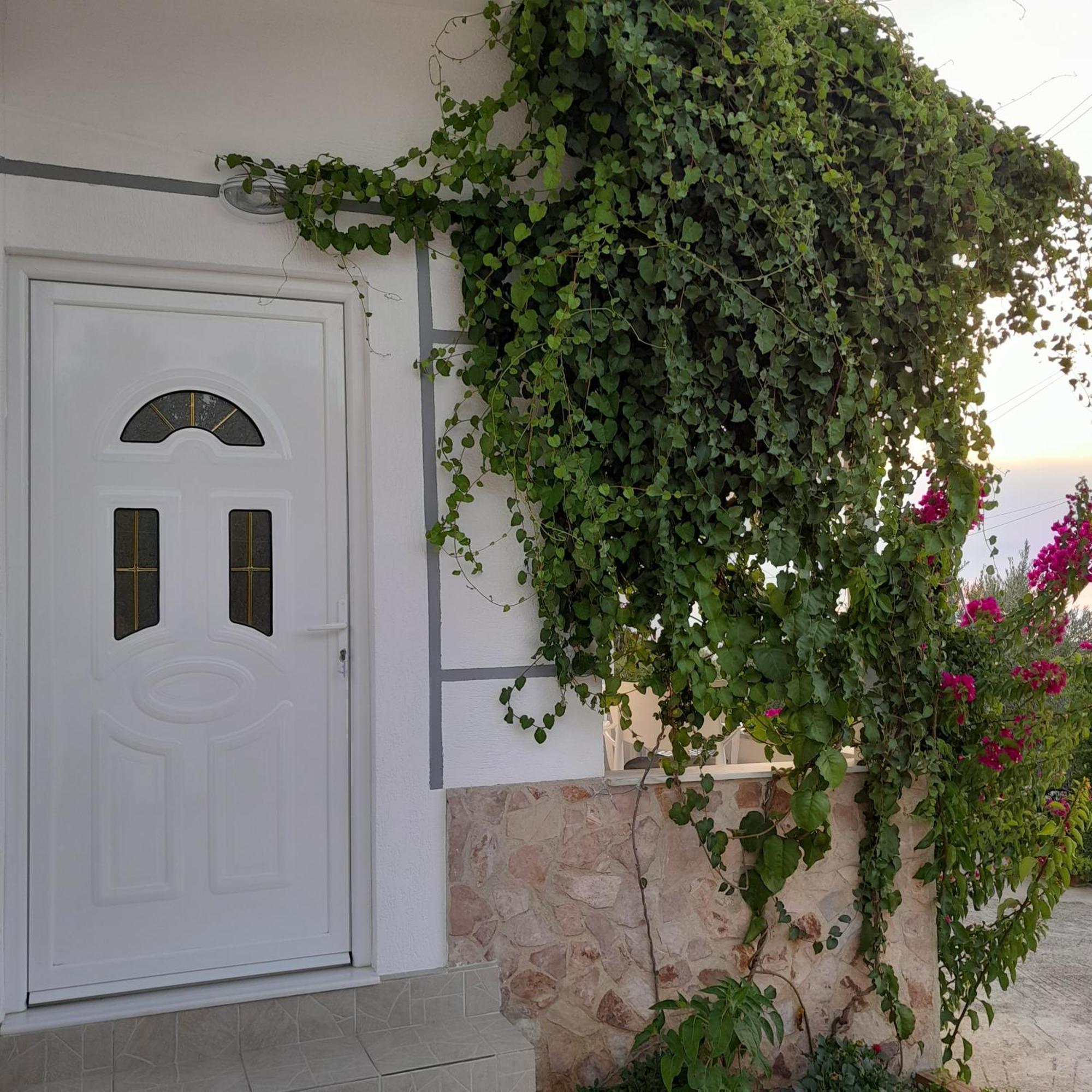 Denni’s Home Sarandë Eksteriør billede