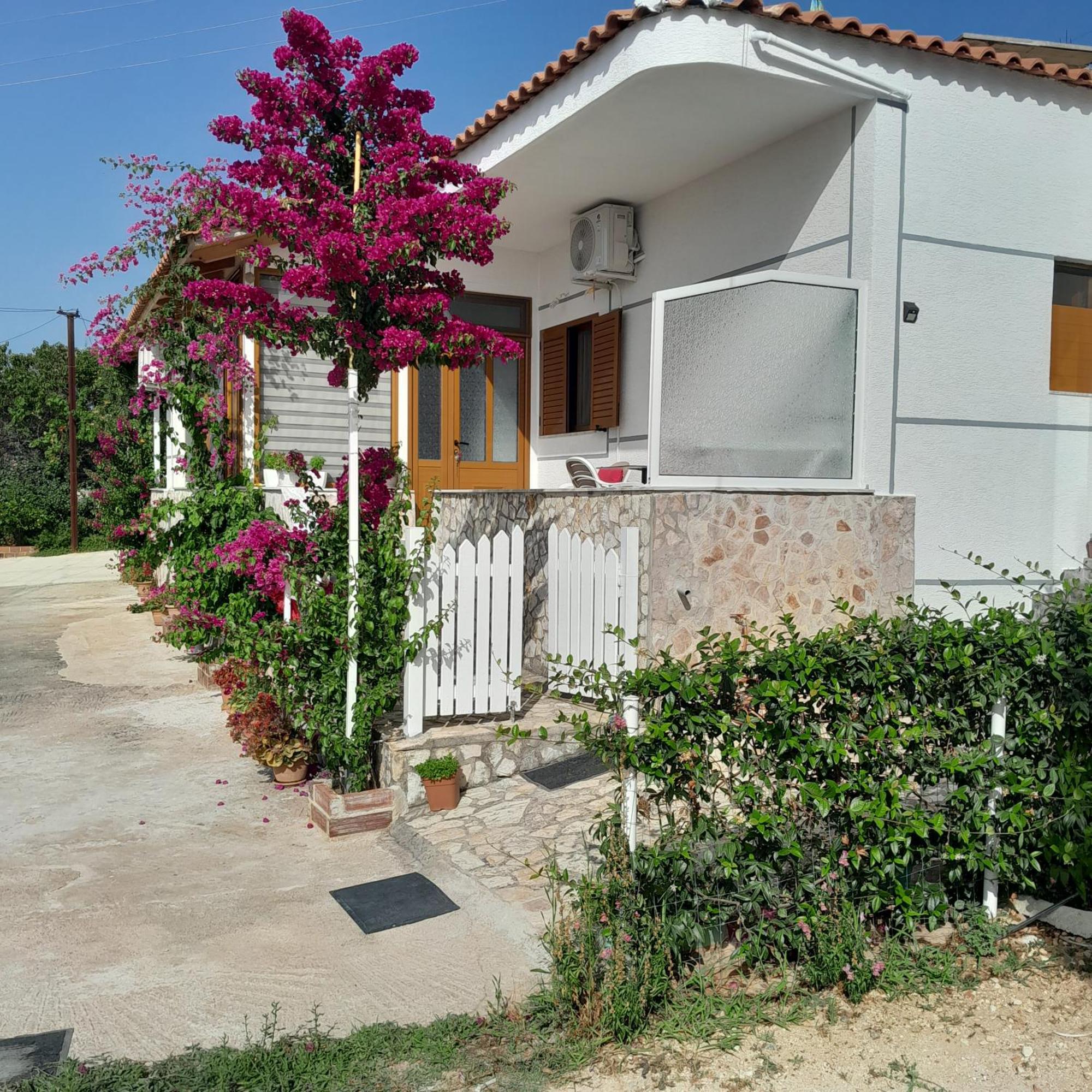 Denni’s Home Sarandë Eksteriør billede